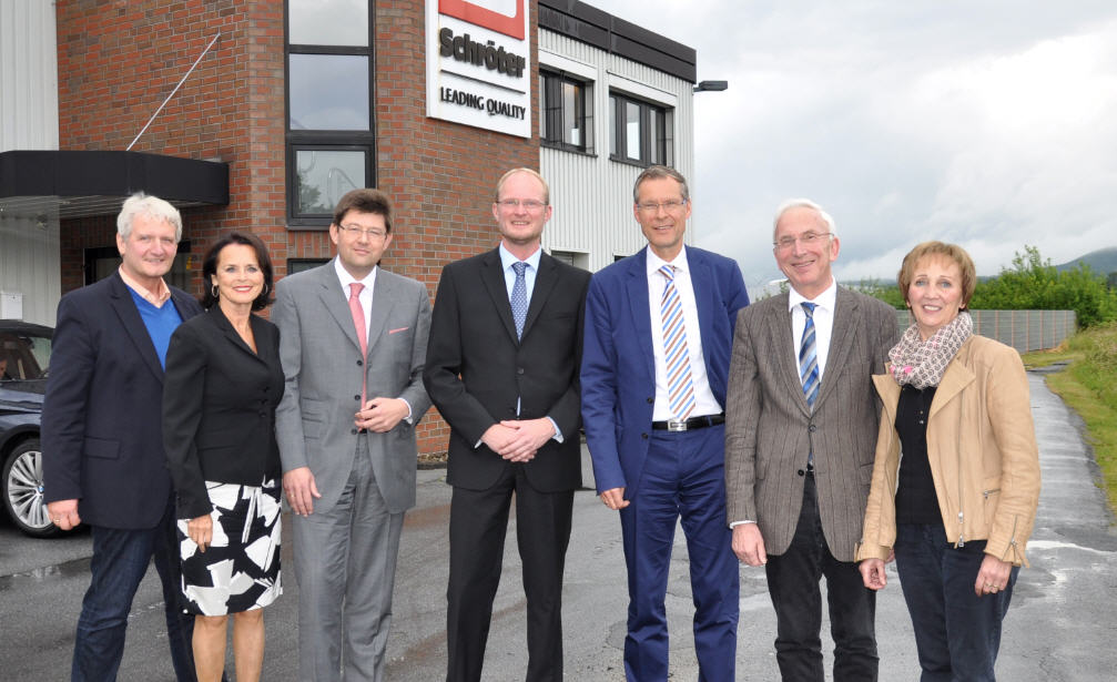  von links: Dr. Heinrich Josef Skeland, Elke Hardieck, Gastgeber Klaus Schrter, Jan Brggeshemke, Sven-Georg Adenauer, Arnold Weling und Marianne Kampwerth.